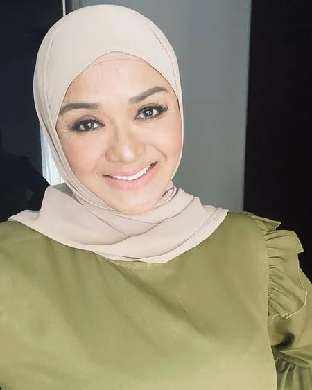 8 Potret Betharia Sonata Penyanyi Lawas yang Tetap Cantik Menawan, Awet Muda di Usia 58 Tahun - Bak ABG Kekinian