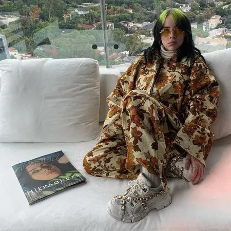 8 Potret Billie Eilish di Majalah Vogue British, Tampil Seksi Berambut Blonde dan Pakai Korset - Ternyata Punya Tato di Perut