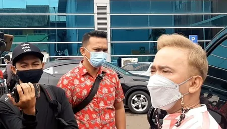 8 Potret Body Guard Ruben Onsu dan Asisten Ayu Ting Ting Saat Bertugas, Berpostur Tubuh Tinggi Tegap - Setia Temani Sang Bos