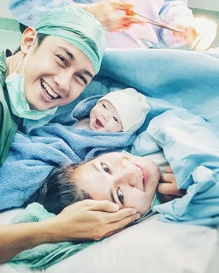 8 Potret Caesar Hito Momong Baby Bible, Malaikat Kecil yang Punya Lesung Pipi - Warisi Kecantikan Sang Mama