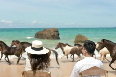 8 Potret Cantiknya Raline Shah Berkuda di Sumba, Pesonanya Nggak Habis-habis