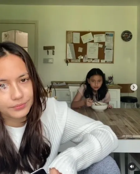 8 Potret Chelsea Qeana Adik Pevita Pearce yang Kini Beranjak Remaja, Wajah Cantik dan Suara Merdunya Jadi Sorotan
