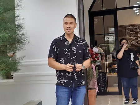 8 Potret Chicco Jerikho Tampil Fresh Dengan Gaya Rambut Cepak, Hot Daddy yang Makin Ganteng dan Awet Muda