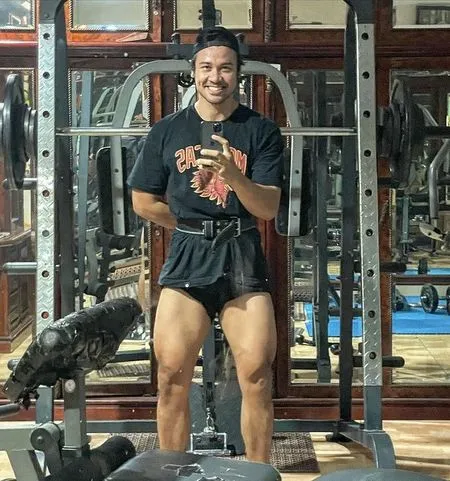 8 Potret Chicco Jerikho yang Belakangan Suka Shirtless dan Pamer Perut Six Pack Sambil Nge-Gym