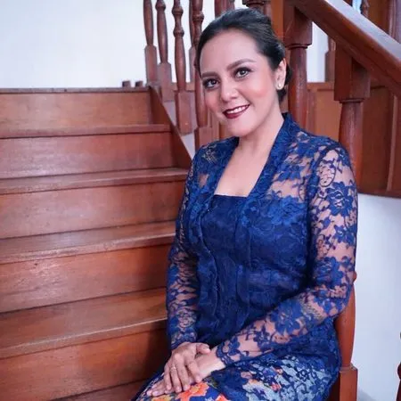 8 Potret Cinta Ramlan Adik Olla Ramlan yang Tak Kalah Cantik, Kini Hidup Bahagia Bersama Suami Bule Mualaf