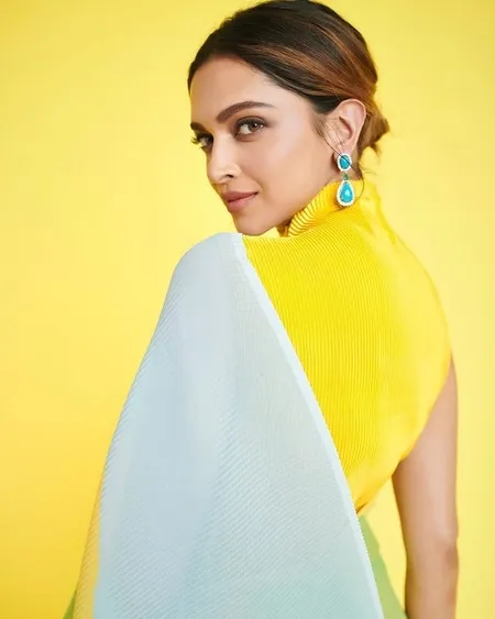 8 Potret Deepika Padukone Glow in Yellow, Cantiknya Kebangetan!