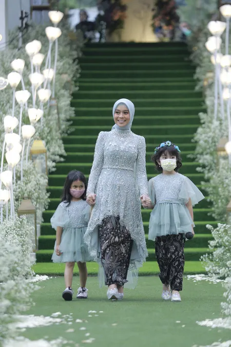 9 Potret Detail Kebaya Lamaran Lesti Kejora Begitu Elegan Serasi Dengan Rizky Billar Kapanlagi Com