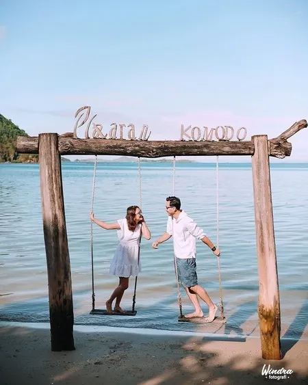 8 Potret Donna Agnesia dan Darius Sinathrya Honeymoon Kedua di Pulau Komodo, Mesra Bak Pengantin Baru