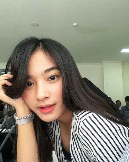 8 Potret Echi Unyu Baby Sitter Kiano Masih Berusia 19 Tahun Tak Kalah Cantik Dengan Paula Verhoeven Kapanlagi Com