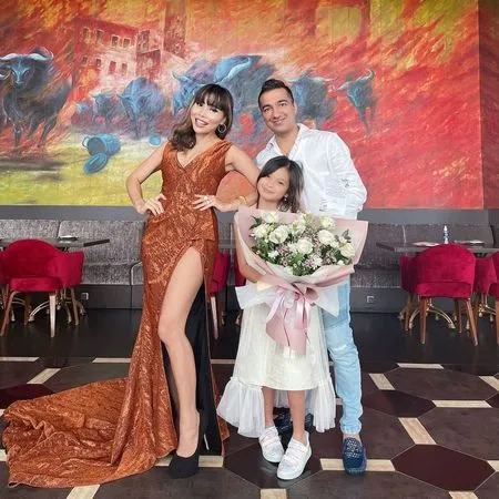 8 Potret Eva Belisima Mantan Istri Kiwil Pakai Gaun Belahan Tinggi, Pamer Kaki Mulus dan Ramping