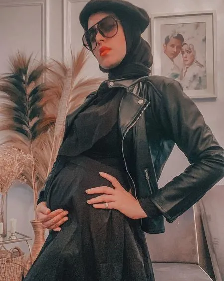8 Potret Fairuz A Rafiq Pamer Baby Bump Kehamilan yang Ketiga, Tetap Kece Meski Perut Membuncit - Bergaya Serba Hitam Bak Lady Boss