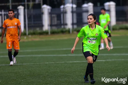 8 Potret Femila Sinukaban Finalis Idol 2020 Main Sepak Bola, Tak Ragu Duel Rebut Bola - Piawai Cetak Gol