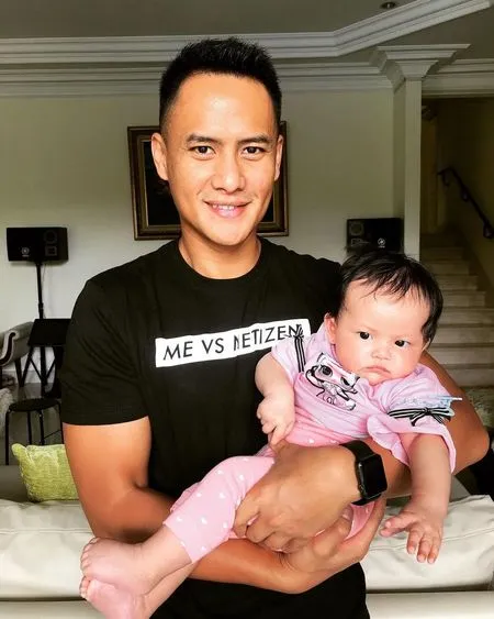 8 Potret Ganteng Choki Sitohang Saat Momong Rebekah, Disebut Netizen Sebagai Hot Daddy Penyayang Putrinya