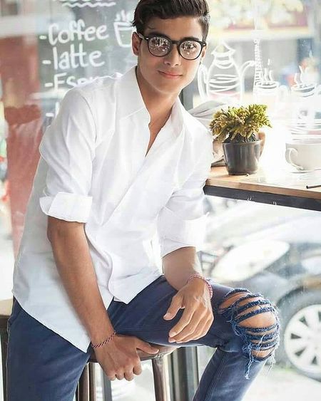 8 Potret Ganteng Cinta Brian Pakai Kacamata, Bintang 'BUKU HARIAN SEORANG ISTRI' Pamer Pesona Bak CEO Muda!