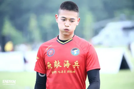 8 Potret Ganteng Minho SHINee Main Sepak Bola Saat Wajib Militer