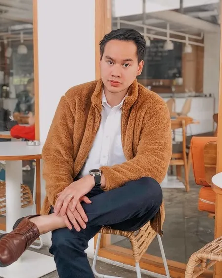 8 Potret Ganteng Rama Putra Sahetapy, Anak Dewi Yull dan Ray Sahetapy yang Jarang Tersorot - Jadi Ayah Dua Anak yang Sayang Keluarga