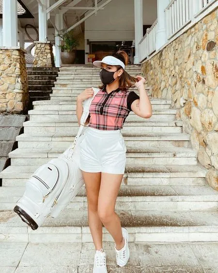 8 Potret Gaya Awkarin Saat Main Golf, Tampil Modis Selalu Kenakan Sepatu Putih
