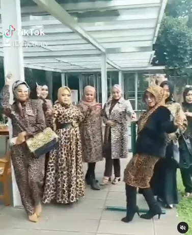 8 Potret Geng Sister Hood, Kumpulan Emak-emak Sosialita Bandung yang Viral di TikTok