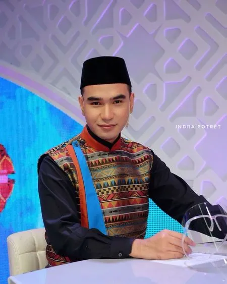 8 Potret Hari LIDA Kenakan Peci dan Sorban, Aura Seorang Imam dan Pangeran Arab Auto Terpancar - Netizen: Imamin Aku Dong!