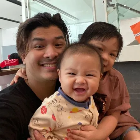 8 Potret Hot Daddy Glenn Alinskie Saat Momong Anak, Dari Gendong Hingga Mandi Busa Bareng