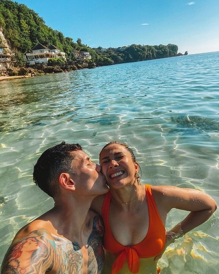 8 Potret Hot Liburan Andrea Dian dan Ganindra Bimo di Bali, Ciuman di Pantai - Mandi Bareng di Bathub