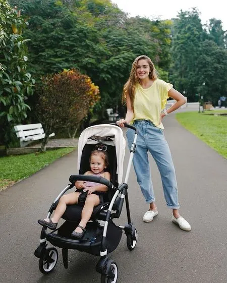 8 Potret Hot Mom Yasmine Wildblood yang Tetap Cantik dan Langsing Meski Punya 2 Anak, Goals Banget!