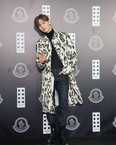 8 Potret Hwang Minhyun Liburan di Italia, Ikut Acara Fashion Sekaligus Liburan