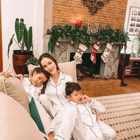 8 Potret Jacob & Carla, Dua Anak Cathy Sharon yang Berwajah Blasteran dan Jarang Tersorot
