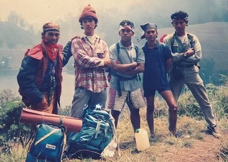8 Potret Jadul Ahmad Dhani Dari Masa Kecil Sampai Remaja, Anak Indie Banget Pada Zamannya!