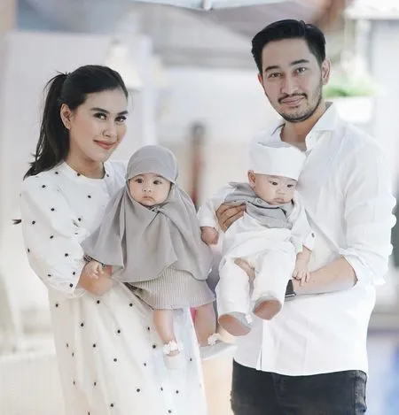 8 Potret Jeje Govinda Gendong Zayn-Zunaira, Hot Daddy yang Gantengnya Nambah