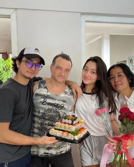 8 Potret Kebersamaan Megan Domani dan Papa Bulenya yang Ganteng dan Kocak Banget, Bikin Ngakak!