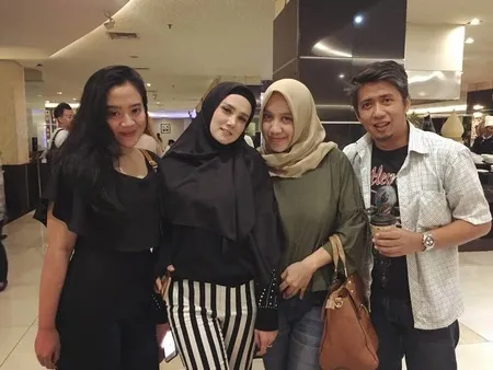 8 Potret Kebersamaan Mulan Jameela dan Keluarga Sang Mantan Suami yang Jarang Tersorot