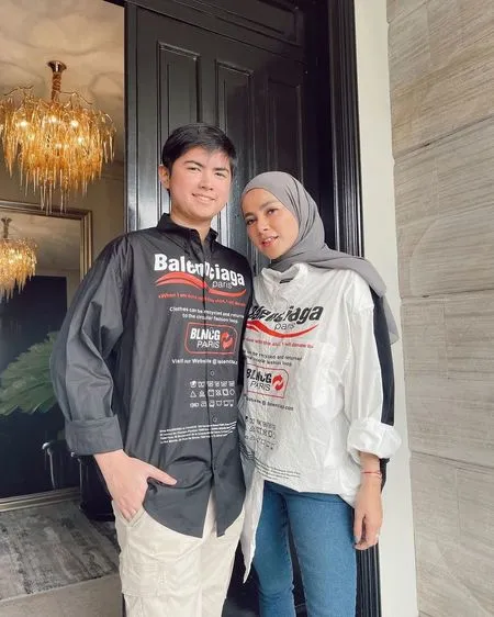 8 Potret Kebersamaan Olla Ramlan dan Putra Sulungnya yang Jarang Tersorot, Akrab dan Manis Banget!