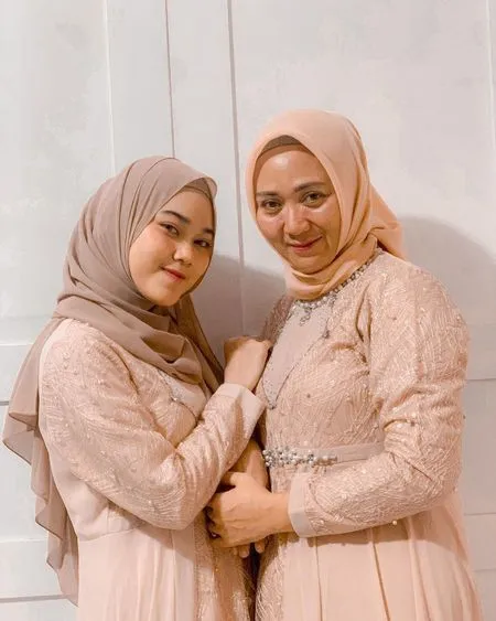 8 Potret Kebersamaan Puput LIDA dan Sang Ibu yang Kompak Banget: Sama-Sama Cantiknya