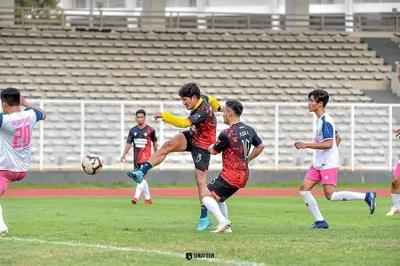 8 Potret Kece Ibnu Jamil Saat Main Sepak Bola, Otot Kakinya Bikin Netizen Salah Fokus
