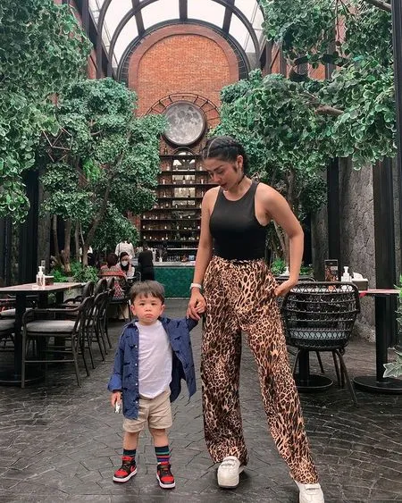 8 Potret Kece Selvi Kitty Saat Asuh Putra Gantengnya, Hot Mama Banget!