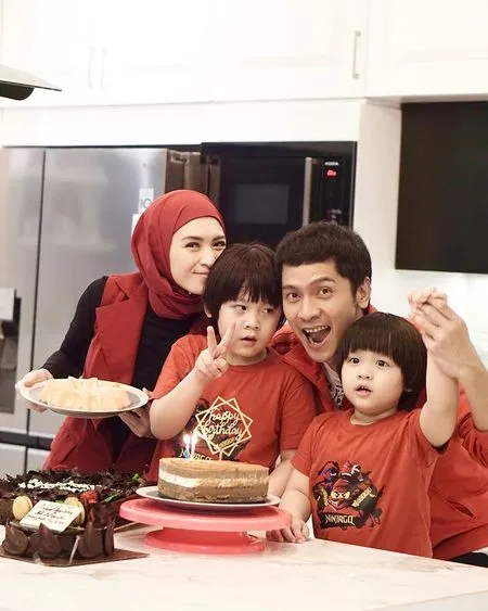 8 Potret Keluarga Bahagia Donita dan Adi Nugroho Bersama Dua Putranya, Mamanya Paling Cantik Sendiri