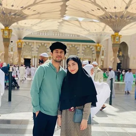 8 Potret Keluarga Raffi Ahmad dan Nagita Slavina Jalani Umrah, Rangkaian Dari Kegiatan Keliling Dunia