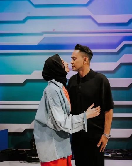 8 Potret Kemesraan Ramzi dan Avi Basalamah, Selalu Romantis Meski Sudah Belasan Tahun Menikah - Jadi Role Model Lesti dan Rizky Billar
