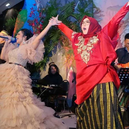 8 Potret Kenangan Rina Gunawan Bersama Seleb Sebelum Meninggal, Dikenal Penuh Tawa - Selalu Ingatkan Soal Ibadah