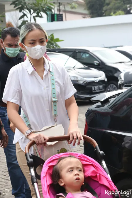 8 Potret Kesedihan Joanna Alexandra Atas Meninggalnya Raditya Oloan, Pandangi Jenazah Untuk Terakhir Kali - Gambar dari Anak Jadi Sorotan