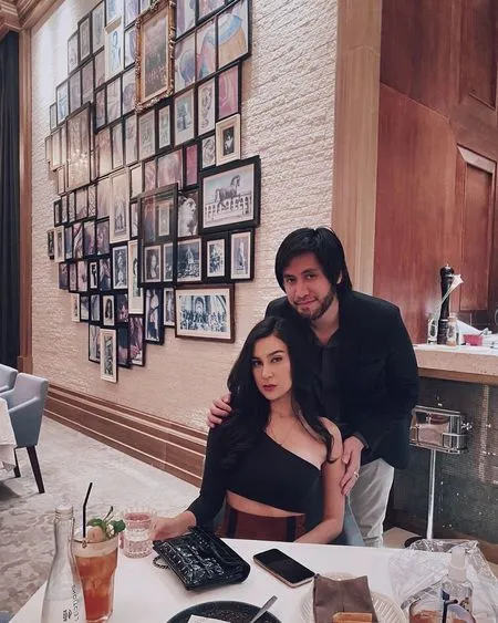 8 Potret Kevin Aprilio dan Isri Rayakan Anniversary ke-1, Dinner Romantis - Penampilan Vicy Melanie Disorot