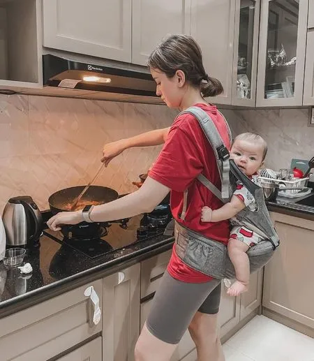 8 Potret Kimberly Ryder Momong 2 Anak, Masak Sambil Gendong Si Bungsu - Dijuluki Super Mom