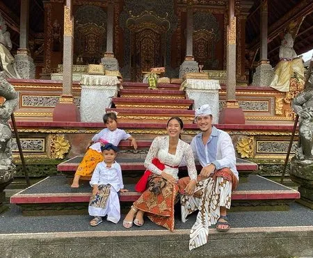 8 Potret Kinandari Anak Sulung Happy Salma, Putri Bangsawan Bali yang Cantik dan Jago Menari