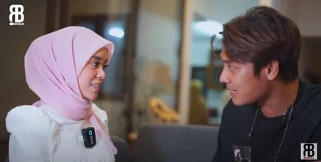 8 Potret Kocak Rizky Billar dan Lesti Simulasi Berkeluarga, Salah Tingkah Kepergok Sang Ibu Saat Pegang-pegang Pipi