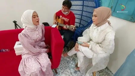 8 Potret Kompak Lesti dan Selfi di Balik Layar 'Bismillah Cinta' Versi Dangdut - Duet Sang Juara yang Hanya Butuh Satu Kali Take Vocal!