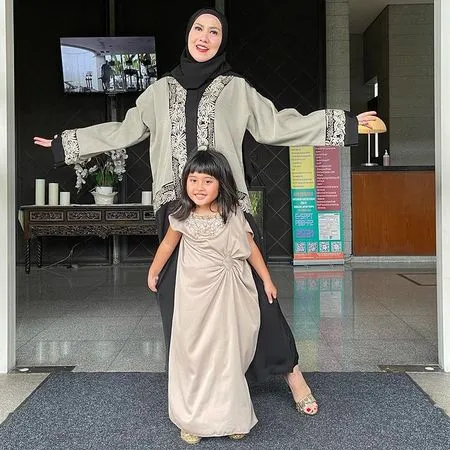 8 Potret Kompak Venna Melinda dan Vania Athabina Putri Sambungnya, Tak Sedarah Tapi Disebut Kembar Oleh Netizen