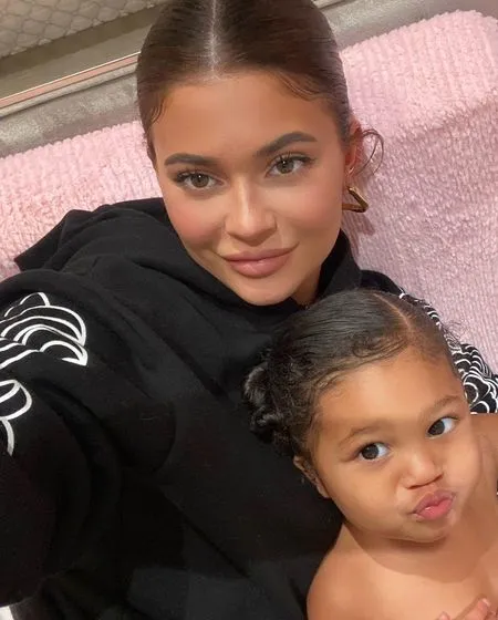 8 Potret Kylie Jenner Saat Momong Stormi Webster, Hot Mama Cantik yang Selalu Stylish Menawan