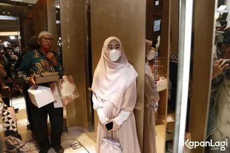 8 Potret Larissa Chou yang Adem dan Sopan di Resepsi Pernikahan Ria Ricis, Kerap Dipuji Netizen Cantik Wajah dan Hati