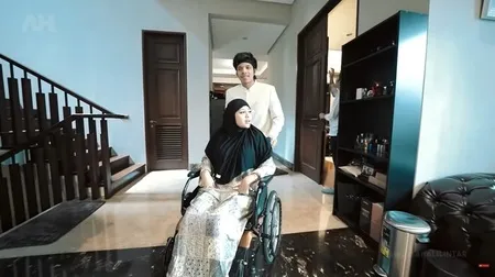 8 Potret Lebaran Pertama Aurel Hermansyah dan Atta Halilintar, Sang Istri Sakit dan Lemas - Harus Pakai Kursi Roda